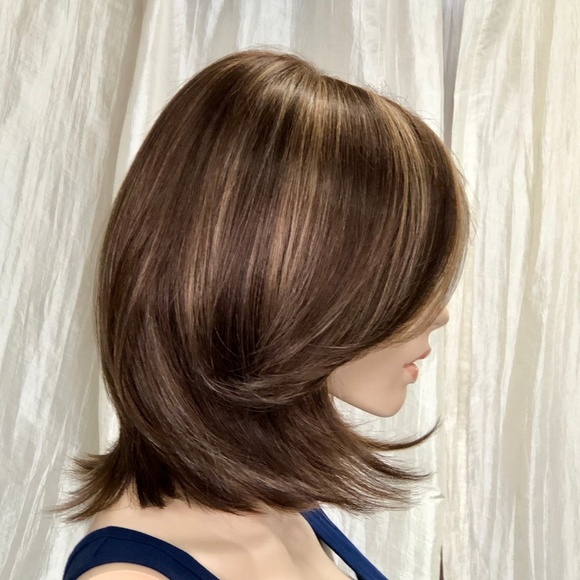 NWT Auburn Brown with Blonde Shoulder Length Wig - Picture 6 of 8